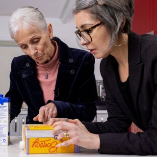 Rebecca and Heleen reviewing food labels