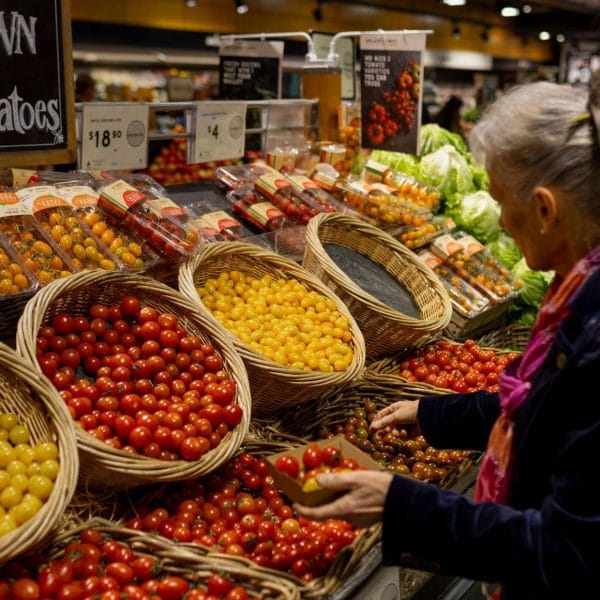 Heleen shopping for tomatoes
